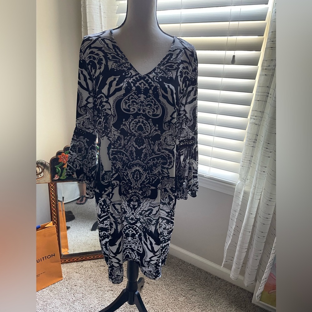 Inc International Concepts Woman’s Dress in SZ L is in gently used condition